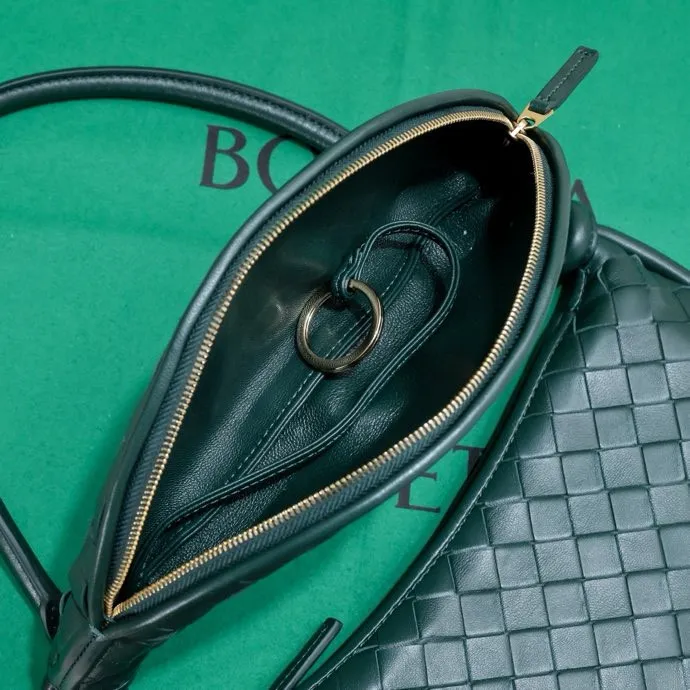 Batch 1860 Bv Shu Qi's same "Gemelli" twin bag 👇 Locked in advance 24 years of hot style 💕 Gemelli is paired with two half-moon shaped bags, matched with the brand's iconic intrecciato woven sheepskin, equipped with a detachable tubular handle, which can be used as a clutch, on the shoulder or by flipping the small crescent moon as a handle, or as a long shoulder strap 🉑️ crossbody The dual design has a personalized yet charming attitude, and the eye-catching visual impact brings an elegant and fashionable feeling. It is a bag worth buying💥 Size: 36x25x10, Model: 4281#